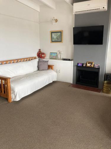 1 dormitorio con 1 cama y TV de pantalla plana en 7 Aquavista Crescent, Sundays River, en Colchester