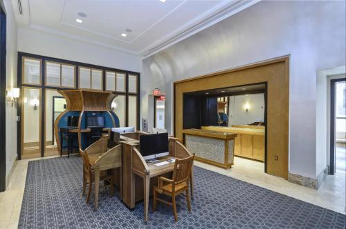 a room with a desk and a desk sidx sidx sidx sidx sidx at Splendid 2 BR Condo At Pentagon City in Arlington