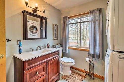 baño con lavabo y aseo y ventana en Albrightsville Home Game Room and Community Perks, en Albrightsville