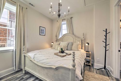 En eller flere senge i et værelse på The Beaufort Flat Near Downtown and Waterfront!