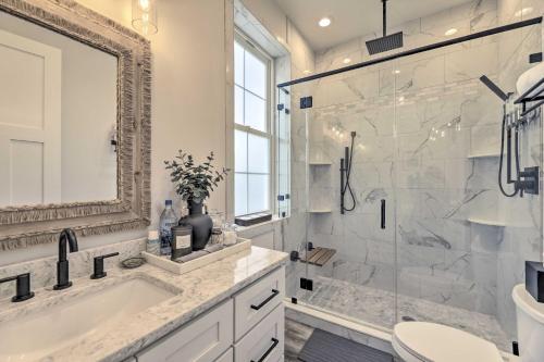 Et badeværelse på The Beaufort Flat Near Downtown and Waterfront!