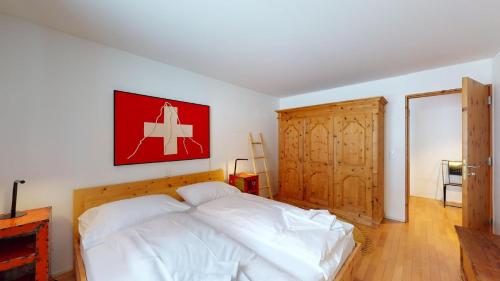 シルヴァプラーナにあるLejin 12の白いベッド1台、赤い絵画が壁に描かれたベッドルーム1室