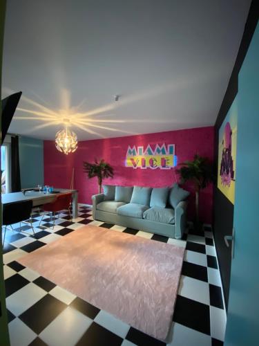 Χώρος καθιστικού στο Capsule Miami Vice - Jacuzzi - Billard - Ecran cinéma & Netflix - Ping-Pong - Nintendo & Jeux-