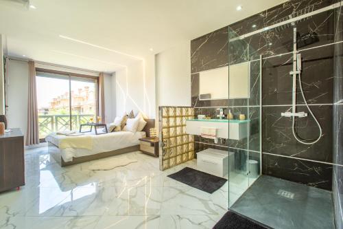 een badkamer met een douche en een bed in een kamer bij Luxe et Cosy - 3 Chambres - Fitness - Wifi in Marrakesh