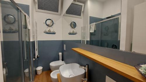 a bathroom with a toilet and a shower and a sink at Casa Dei Normanni: DEA al mare in Cefalù