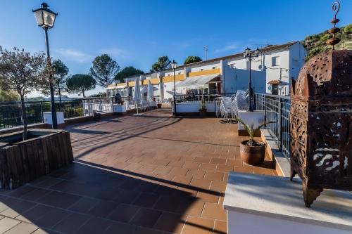 Alcalá del ValleにあるHotel Las Errizas by Vivere Staysの建物と街灯のある大きな中庭