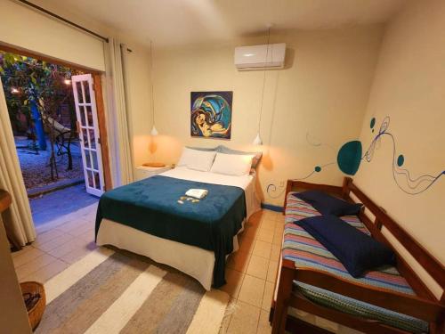 a bedroom with a bed and a window at A casa di Maria in Ubatuba