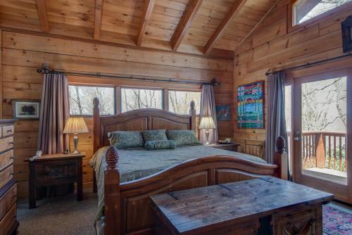 um quarto com uma cama num chalé de madeira em Boles Lodge em Boone