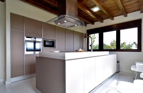 - une cuisine avec un îlot blanc dans une chambre dans l'établissement Casa Entre Piedras y Estrellas, à Gallegos de Sobrinos