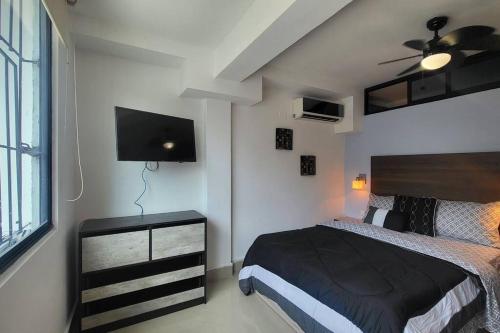 ein Schlafzimmer mit einem Bett und einem Flachbildfernseher in der Unterkunft 55-4 Lindo apartamento de 2 recamaras. in Panama-Stadt
