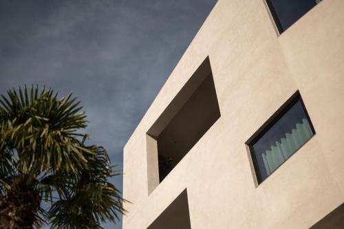 a building with a window on the side of it at Design Hotel Tyrol in Rablà