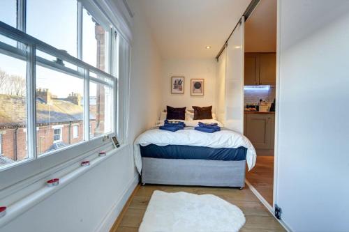 a bedroom with a bed and a large window at One Bedroom Apartment in Banbury Town Centre 5 Min Walk to Train Station with Fast Wifi and Smart Tv in Banbury