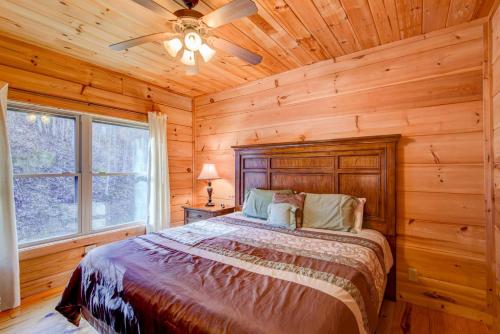 - une chambre avec un lit dans une cabane en rondins dans l'établissement Falling Waters, à Banner Elk