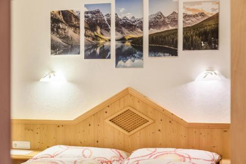 una camera da letto con le montagne innevate sul muro di Apart Joachim a Fügen