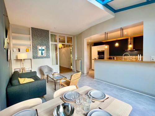 un salon avec un canapé et une table dans l'établissement Le Jardin Des Sacres - HyperCentre Cathédrale, à Reims