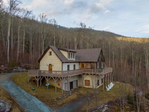 バナー・エルクにあるStoneledge Manorの森の中の家の空中写真