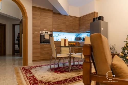 a kitchen with a table and chairs in a room at Guest House Siatista in Siátista