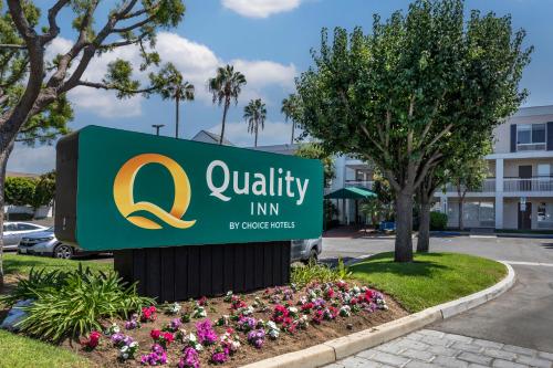 a sign for a civility inn in a park at Quality Inn Placentia Anaheim Fullerton in Placentia