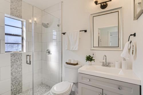 西棕櫚灘的住宿－Ridgeway Villa Vacation Home，浴室配有卫生间、盥洗盆和淋浴。