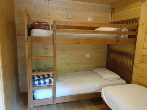 a bunk bed room with two bunk beds in a cabin at Le sorgenti - Chalet 42 in Palazzuolo sul Senio