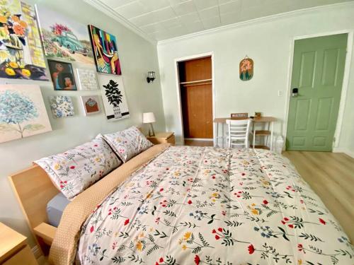 1 dormitorio con 1 cama grande con colcha de flores en Sweet House 18mins To DTLA 2 bedrooms, en Rosemead