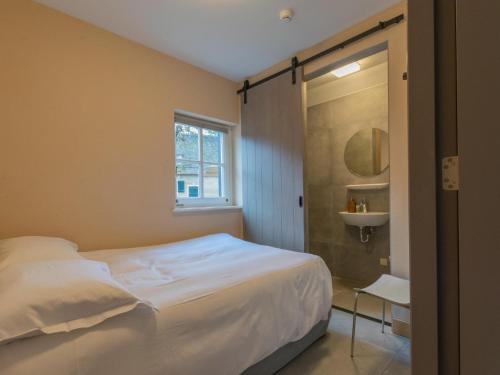 1 dormitorio con cama, lavabo y ventana en Jager en Hooijmijt xl, en Gouwelaar