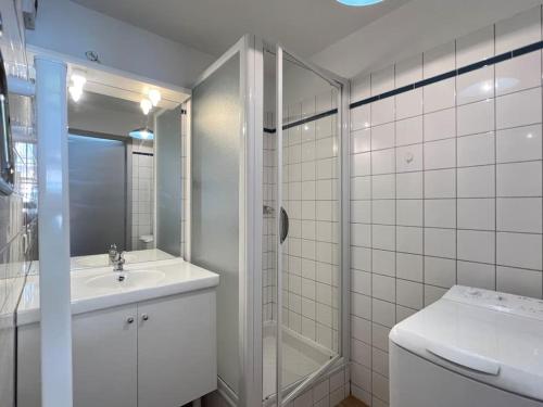 Kúpeľňa v ubytovaní T3 centre ville avec parking, balcon et wifi. 5P.