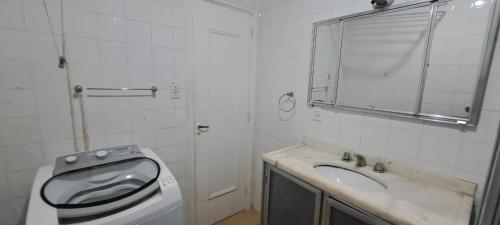ein Bad mit einem Waschbecken und einem Spiegel in der Unterkunft Amplo e excelente Apartamento Cod.1001 in Rio de Janeiro
