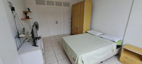 ein kleines Schlafzimmer mit einem Bett und einem TV in der Unterkunft Amplo e excelente Apartamento Cod.1001 in Rio de Janeiro