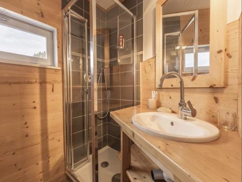 un baño con lavabo y ducha en Appartement cosy au pied des pistes, en La Clusaz