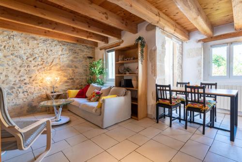 un salon avec un canapé et une table dans l'établissement Le Pandora, proche Tour Magne, parking et terrasse, à Nîmes