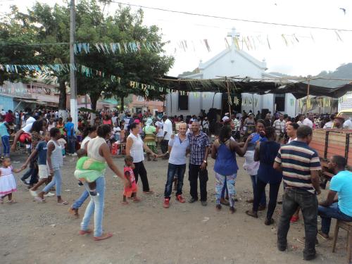 a group of people dancing in a crowd at Jardim Botânico ME-ZOCHI in Vila Moura