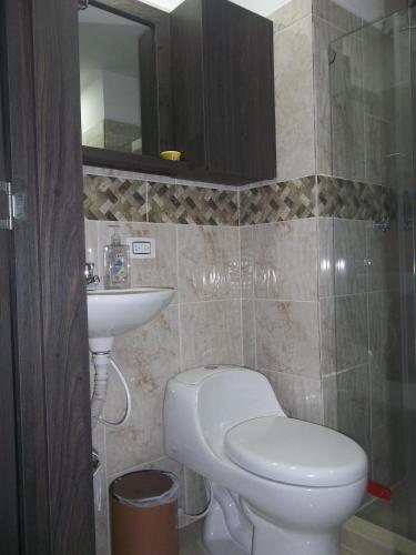 Ένα μπάνιο στο Apartaestudio en Pereira con vista al viaducto - Beatiful apartment with city view
