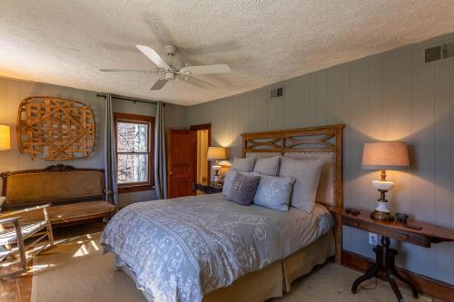 Schlafzimmer mit einem Bett und einem Deckenventilator in der Unterkunft Beech Haven in Beech Mountain