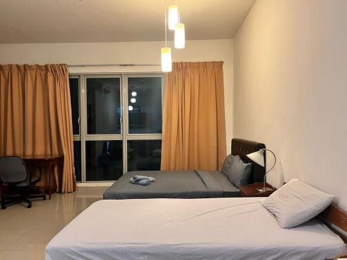1 dormitorio con 2 camas y ventana en Regalia Modern Studio, en Kuala Lumpur