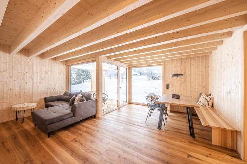 ein Wohnzimmer mit einem Sofa und einem Tisch in der Unterkunft Haus im WALDner in Mellau