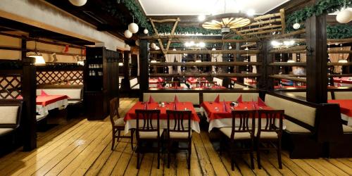 Un restaurante o sitio para comer en Alpenhotel Marcius