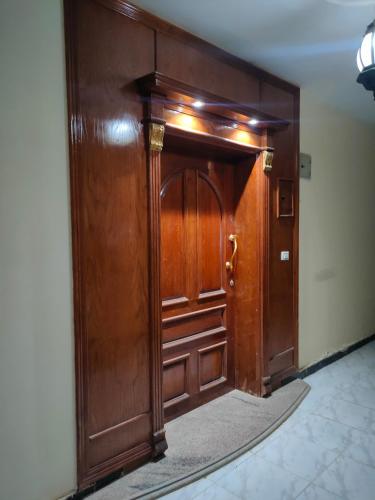 una gran puerta de madera en una habitación en Lojii, en El Cairo
