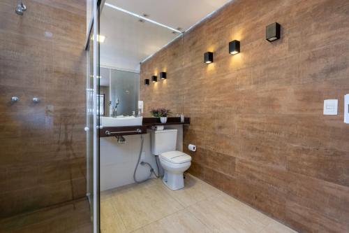 a bathroom with a toilet and a sink at Hotel Mount Everest in Nova Friburgo
