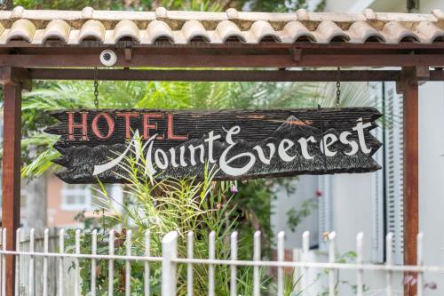 a sign that reads hotel outpost over a fence at Hotel Mount Everest in Nova Friburgo