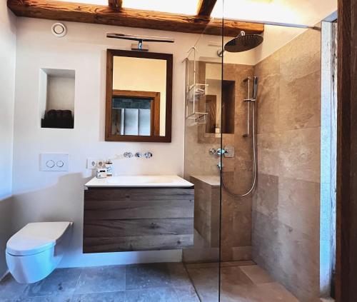 Un baño de HIDEAWAY DESIGN CHALET by Belle Stay