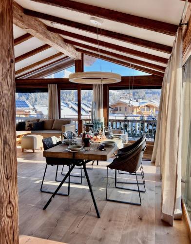 Un lugar para sentarse en HIDEAWAY DESIGN CHALET by Belle Stay