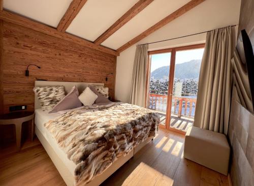 Una cama o camas en una habitación de HIDEAWAY DESIGN CHALET by Belle Stay