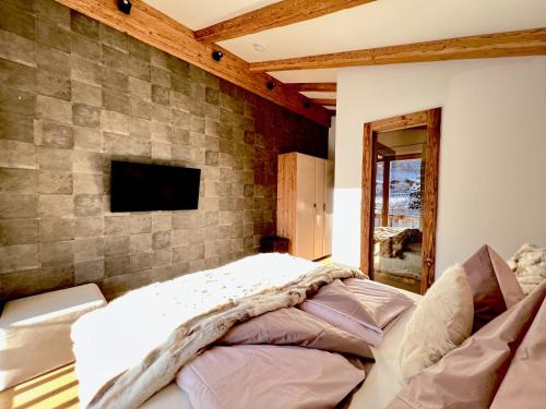 Una televisión o centro de entretenimiento en HIDEAWAY DESIGN CHALET by Belle Stay