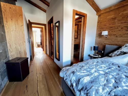 Una cama o camas en una habitación de HIDEAWAY DESIGN CHALET by Belle Stay