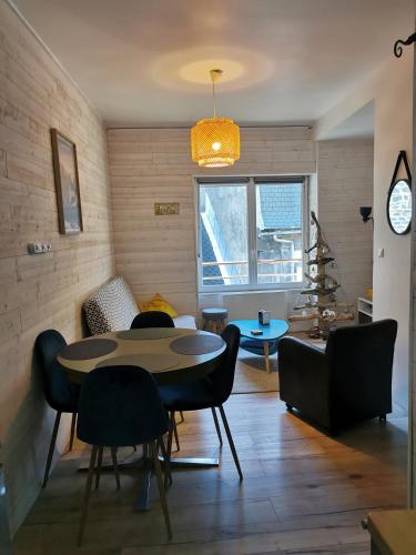 une salle à manger avec une table et quelques chaises dans l'établissement Liladel, à Le Mont-Dore