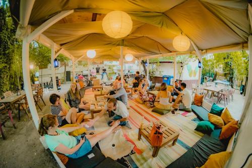 een groep mensen die aan tafel zitten in een restaurant bij T5 Social in Boekarest