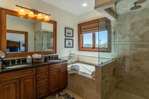 W łazience znajduje się wanna, umywalka i prysznic. w obiekcie Heart Rock Lodge w mieście Sugar Mountain