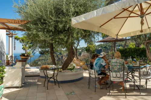 En restaurant eller et andet spisested på Penthouse Donna Carmela