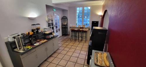 NoéにあるLogis Hôtel L'Arche de Noéのキッチン(カウンタートップ、冷蔵庫付)